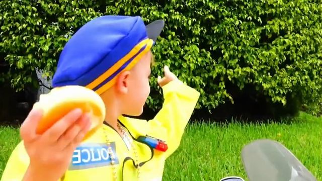 Ники объясняет Владу правила, играя в полицейского!