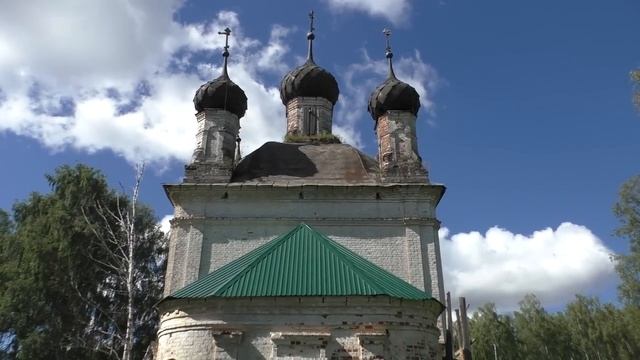 Деревня в глубинке России. Заброшенная церковь. Старинная деревня. Жилые и заброшенные дома.