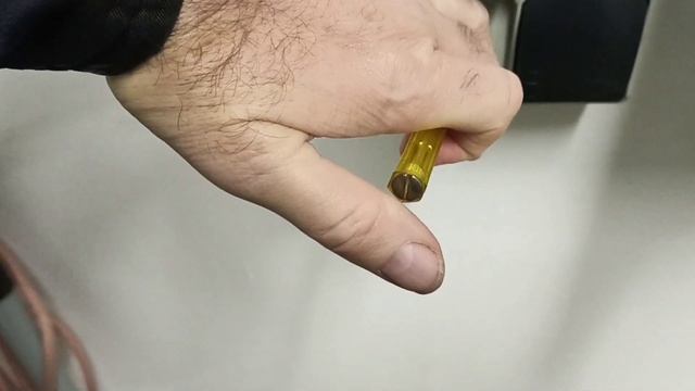 Определение скрытой проводки с помощью индикаторной отвёртки.