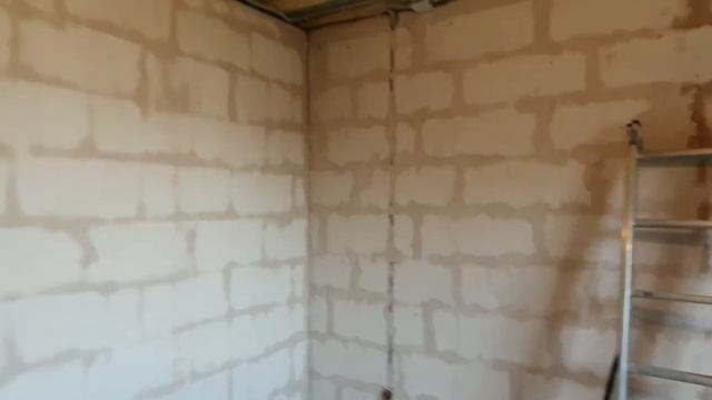 КАК ПРАВИЛЬНО ПОДГОТОВИТЬ СТЕНЫ ИЗ ГАЗОБЕТОНА ПЕРЕД ШТУКАТУРКОЙ ПО МАЯКАМ. КЛЕЮ АРМИРУЮЩУЮ СЕТКУ.