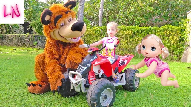 Детская машинка и Игрушки в подарок от Мишки