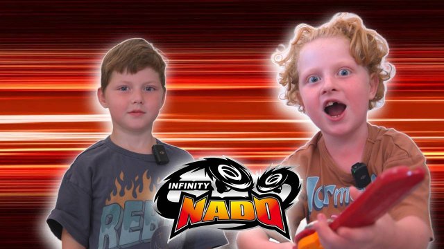 Макар и Гордей играют с игрушками "Infinity Nado"
