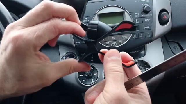 Установка держателя смартфона "Прищепка" с присоской на лобовое стекло