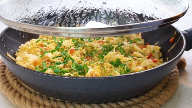 Рецепт блюда из капусты с яйцом на сковороде. На завтрак, обед и ужин.