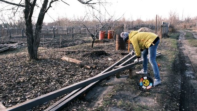 Как установить столбы для забора своими руками