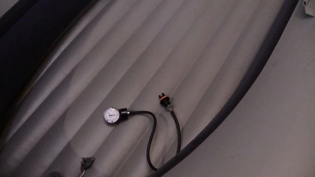 Меряем давление в лодке ПВХ манометром от тонометра.