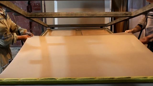 затягиваем пленку на вакуумном прессе  мебельный фасад МДФ