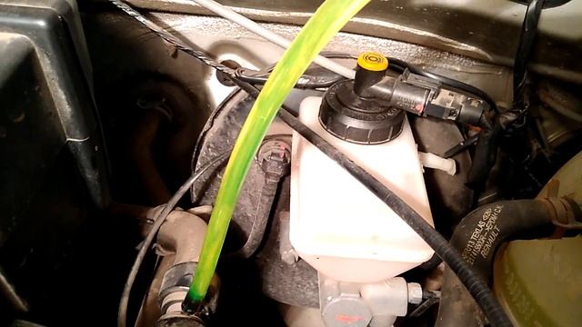 Спуск воздуха из системы охлаждения Renault Sandero.