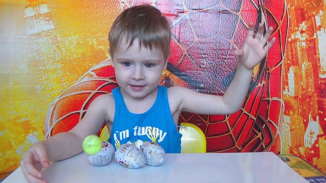 Макс открывает Киндер сюрпризы игрушки