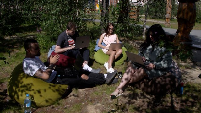 Специалисты информагентства «Импульс Севера» в жару работают на улице