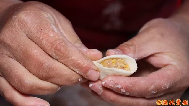 【陕北霞姐】5个黄萝卜2斤猪肉，今天做“黄萝卜饺子”，浇上柿子酱吃，就是小时候的味道！