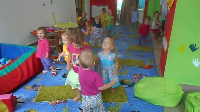 Мы ногами топ топ топ, Мы руками хлоп хлоп хлоп.