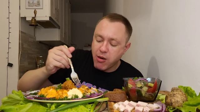 МУКБАНГ. ОБЖОР. ЯИЧНИЦА НА САЛЕ, ФРИКАДЕЛЬКИ И ПЮРЕ, ГРИБЫ ЗАПЕЧЁННЫЕ, САЛАТ. АСМР. MUKBANG.