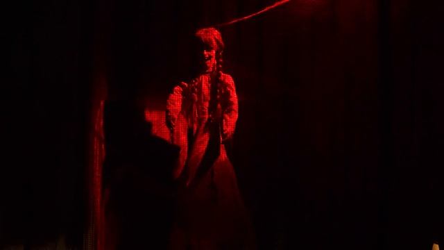 Маленькая Вера - Медведь и Алиса Кукутик играют в Доме страха и ужасов в парке Сказка