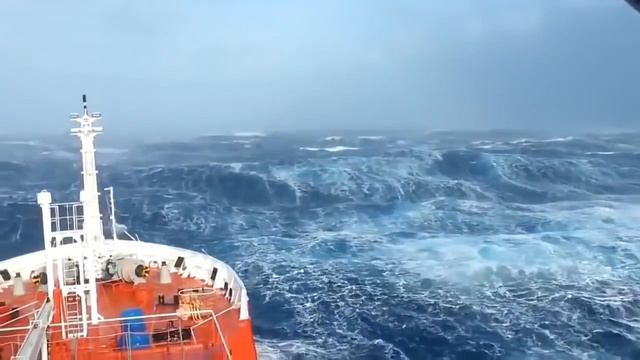 Шторм на море. Вид с корабля.
