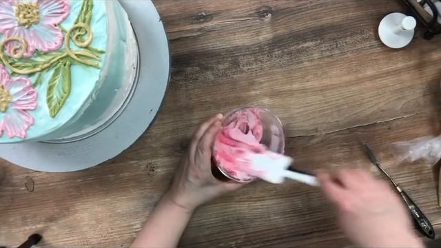 Рисуем цветы на торте при помощи мастихина.