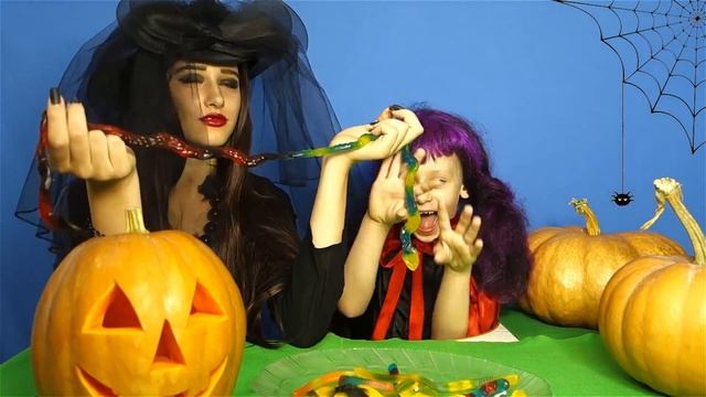 ХЕЛЛОУИН Ведьма и Вампирчик готовятся к празднику HELLOWEEN Видео для Детей Обнимашки с Машей