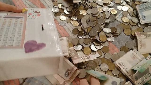 Открываем две копилки. Сколько денег получилось накопить за год