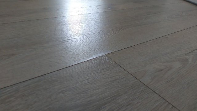 Показываю состояние ламината Quick-Step Classic после потопа