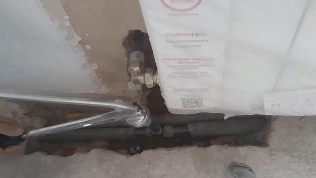 МОНТАЖ ТРУБ ИЗ СШИТОГО ПОЛИЭТИЛЕНА//ПЕРЕНОС ТРУБ РАДИАТОРА ИЗ ПОЛА В СТЕНУ