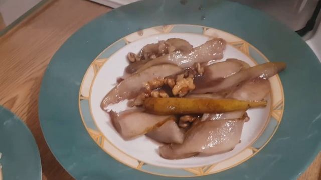 Тёплый салат с грушей и сыром