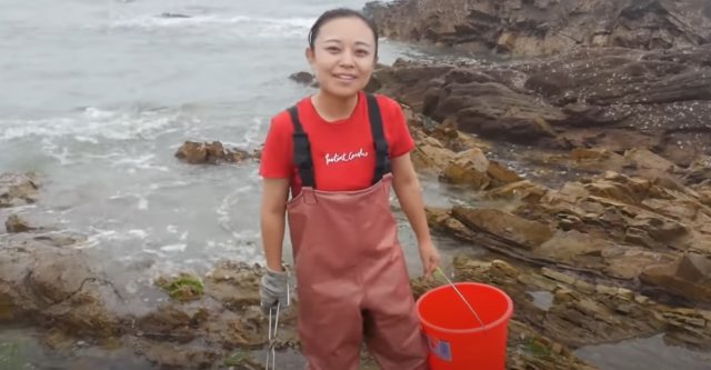 Сяо Чжан ловит подряд две большие рыбы. Это действительно весело.