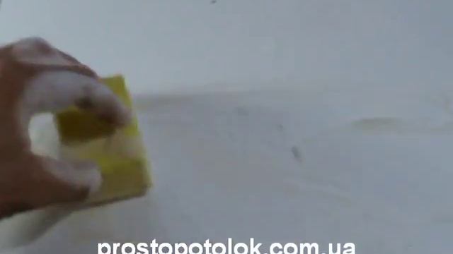 Как отмыть пятно от натяжного потолка