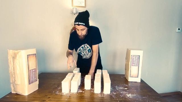 Топим баню брикетами.