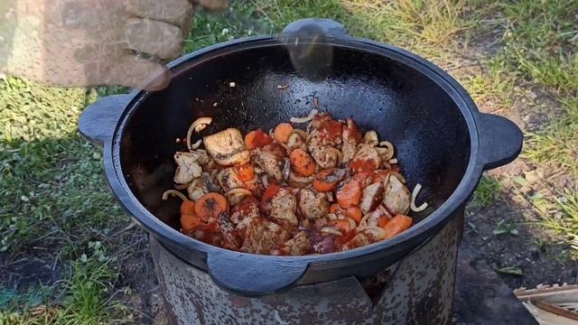 Готовлю думляму в казане на костре на рыбалке.