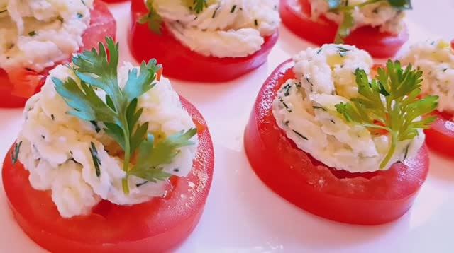 Закуска с сыром, чесноком и зеленью. Раньше такую закуску готовили на праздничный стол.