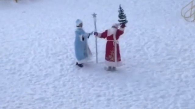 Дед Мороз,Дед Мороз - деткам ёлочку принёс!