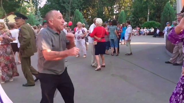 Я И САРА КЛЁВА ПАРА! ТАНЦЫ В ПАРКЕ ГОРЬКОГО ХАРЬКОВ СЧАСТЛИВЫЕ ДНИ.mp4