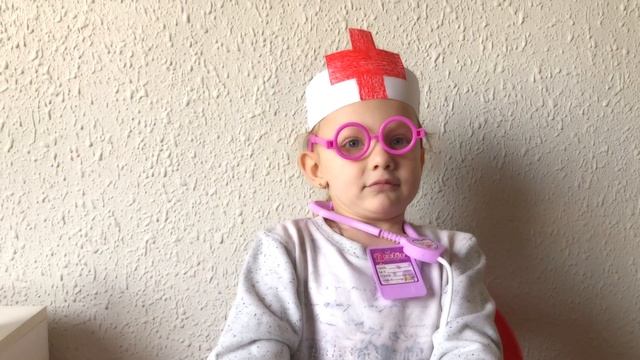 Арина делает УКОЛЫ огромным шприцом. Доктор Pro Arina и самый БОЛЮЧИЙ УКОЛ. Мультики про уколы