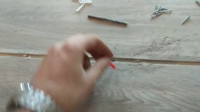 Установка порожка на стыке линолеума между комнатой и прихожей