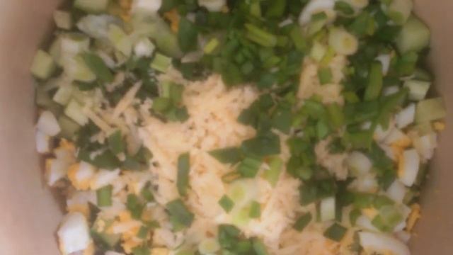 Салат с огурцом, яйцом и сыром