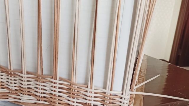 Плетеная корзина из бумажной лозы