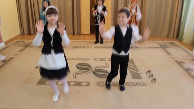 Танец "Народы России" в детском саду.