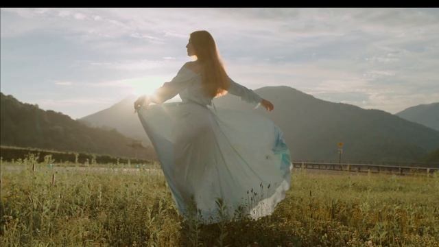 Красивый танец для души с потрясающей пластикой тела.