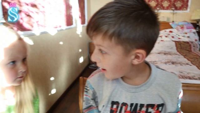 Эмма и Тима распаковывают подарки ? от Святого Николая! Рождество ?!