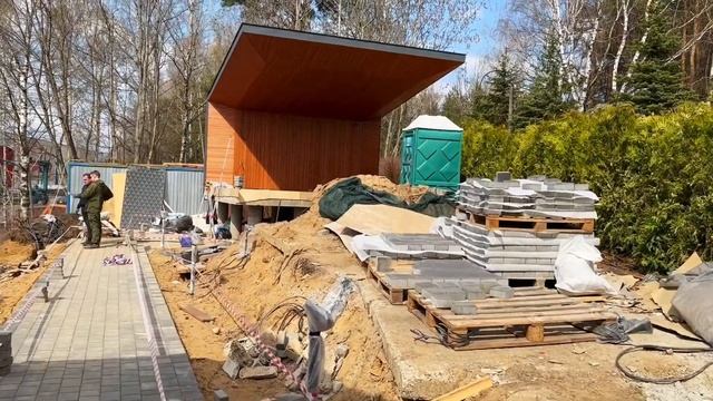 Делаем благоустройство неровного участка рядом с водоемом