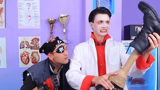 Черно-белый челлендж русалок! Мы построили тайную комнату в колледже!