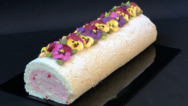 Летний бисквитный рулет с клубникой. Рецепт приготовления от Надежды Зубовой.