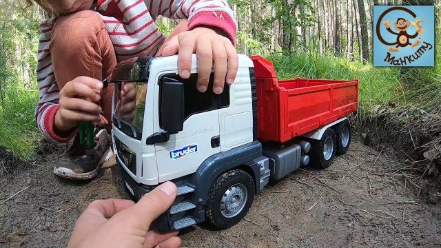 Дети и машинки, игрушки Bruder, самосвал и погрузчик-лесовоз. МанкиТайм
