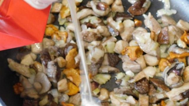 Лесные грибы в чесночном соусе