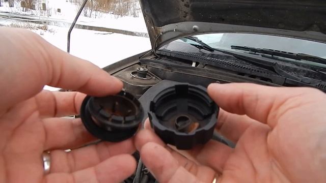 Лада Калина. Клапан  крышки расширительного бачка.