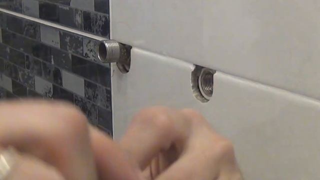Установка смесителя для душевой кабины.