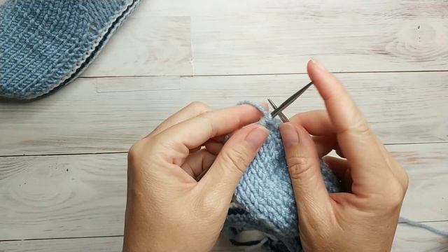 Следки на двух спицах! Легко и просто))