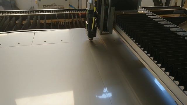 Лазерная резка стали. Работа лазерного станка. Производство станков лазерной резки.