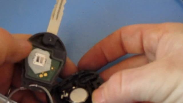 How to Replace KEY FOB BATTERY Nissan Note Cube Versa Rogue Juke Sentra NV200 2010-2022