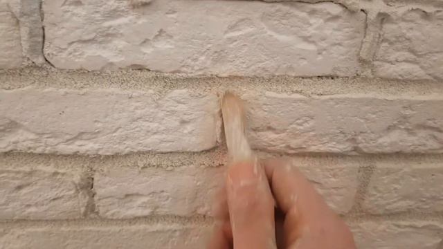 Затираю швы. Гипсовый кирпичик